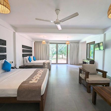 Pinthaliya Resort Szigirija Kültér fotó