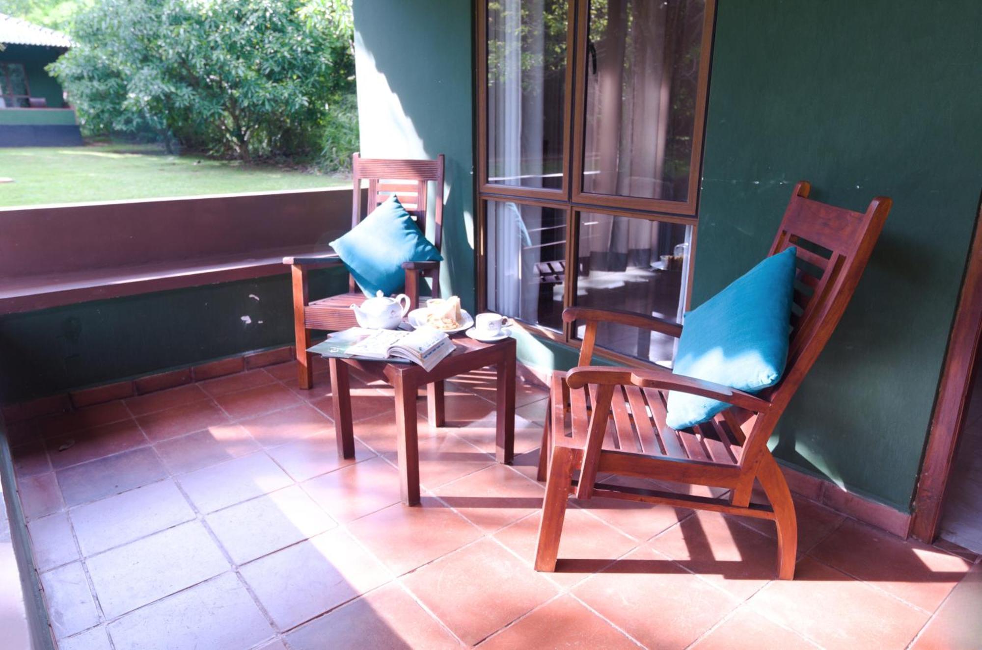 Pinthaliya Resort Szigirija Kültér fotó