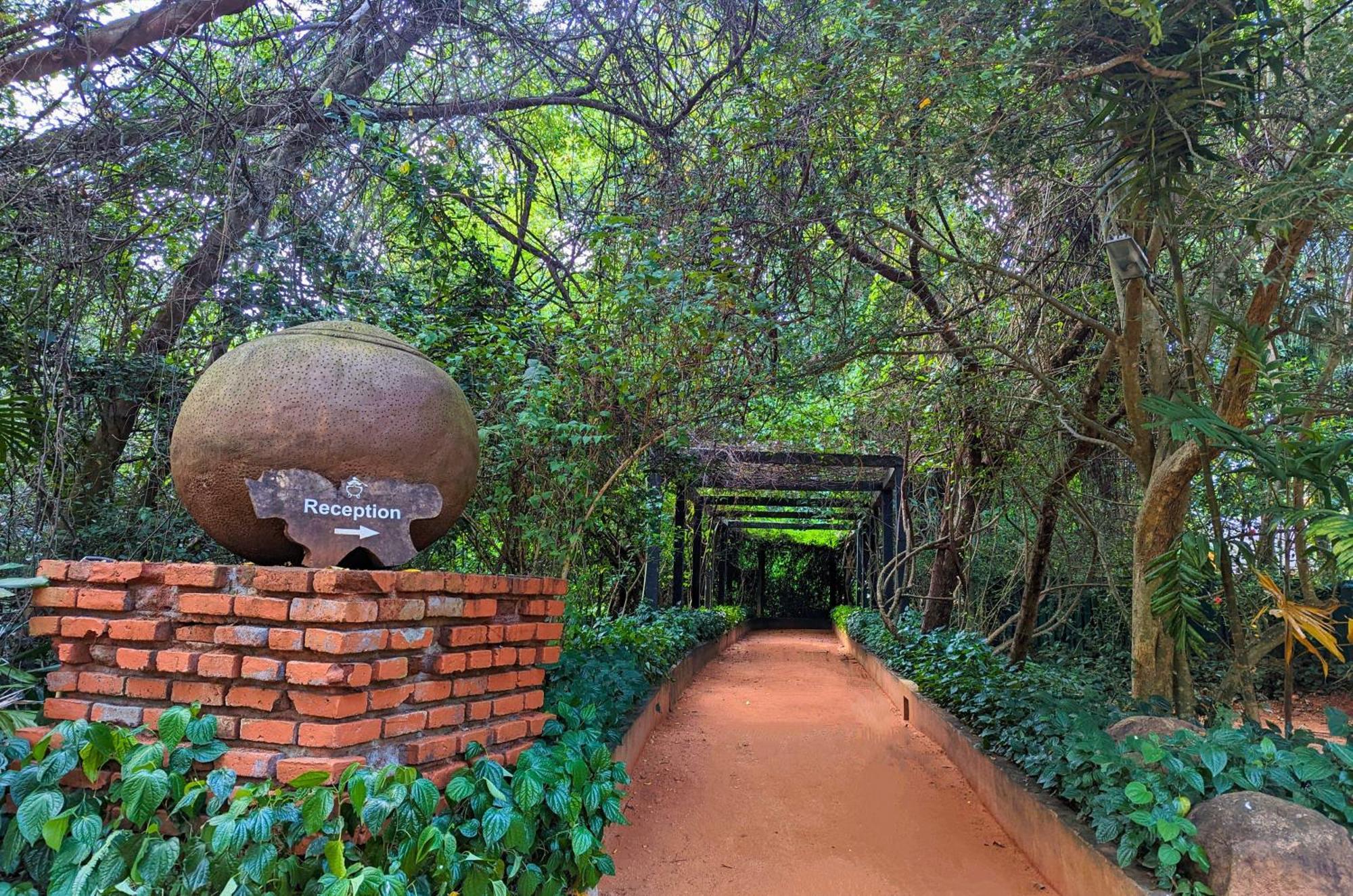 Pinthaliya Resort Szigirija Kültér fotó
