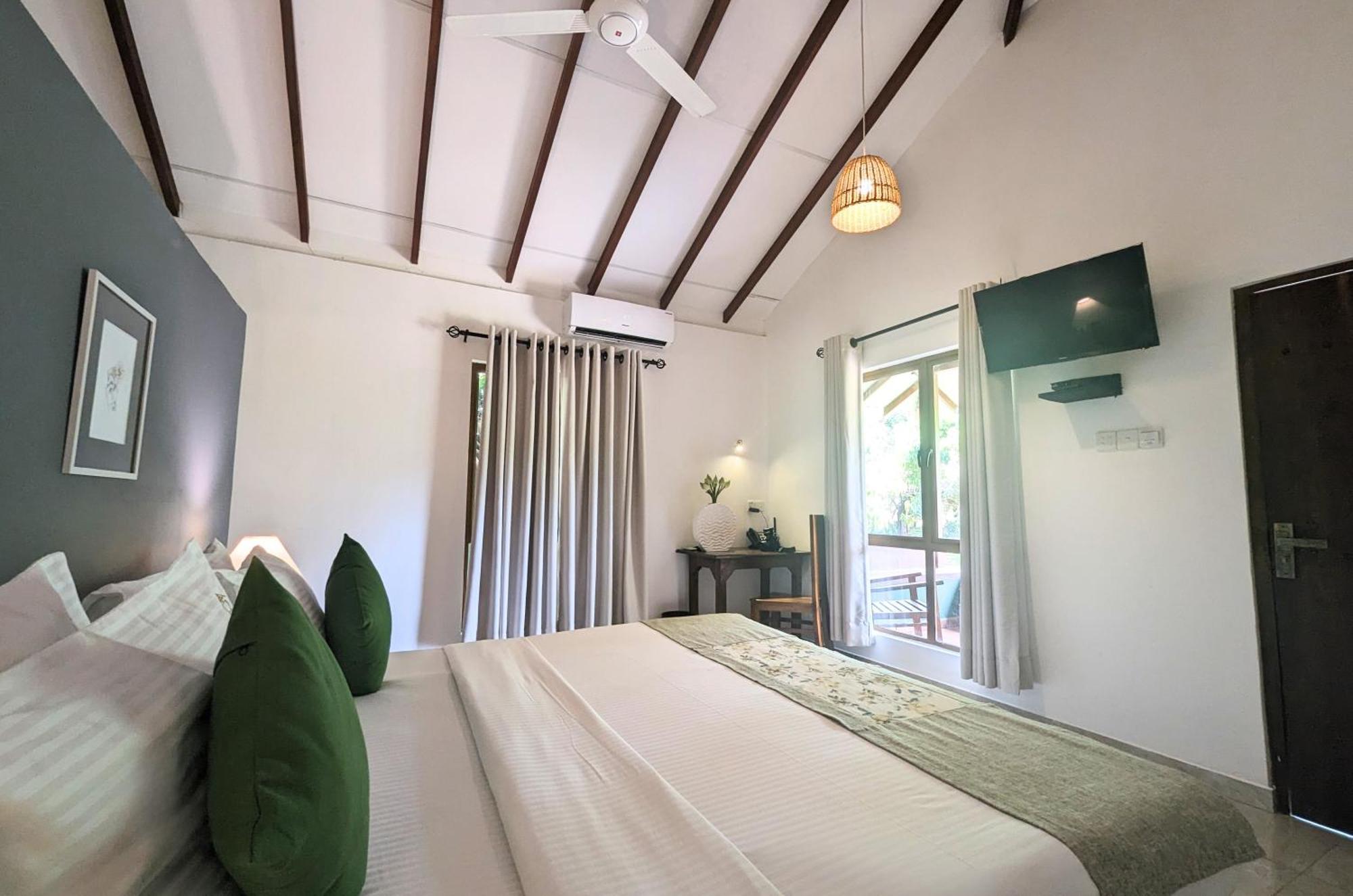 Pinthaliya Resort Szigirija Kültér fotó
