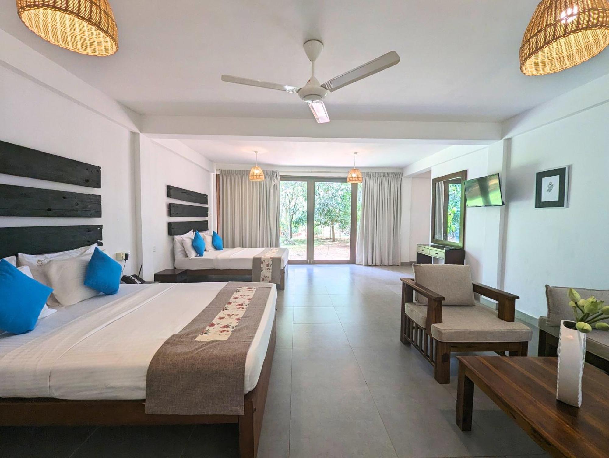 Pinthaliya Resort Szigirija Kültér fotó
